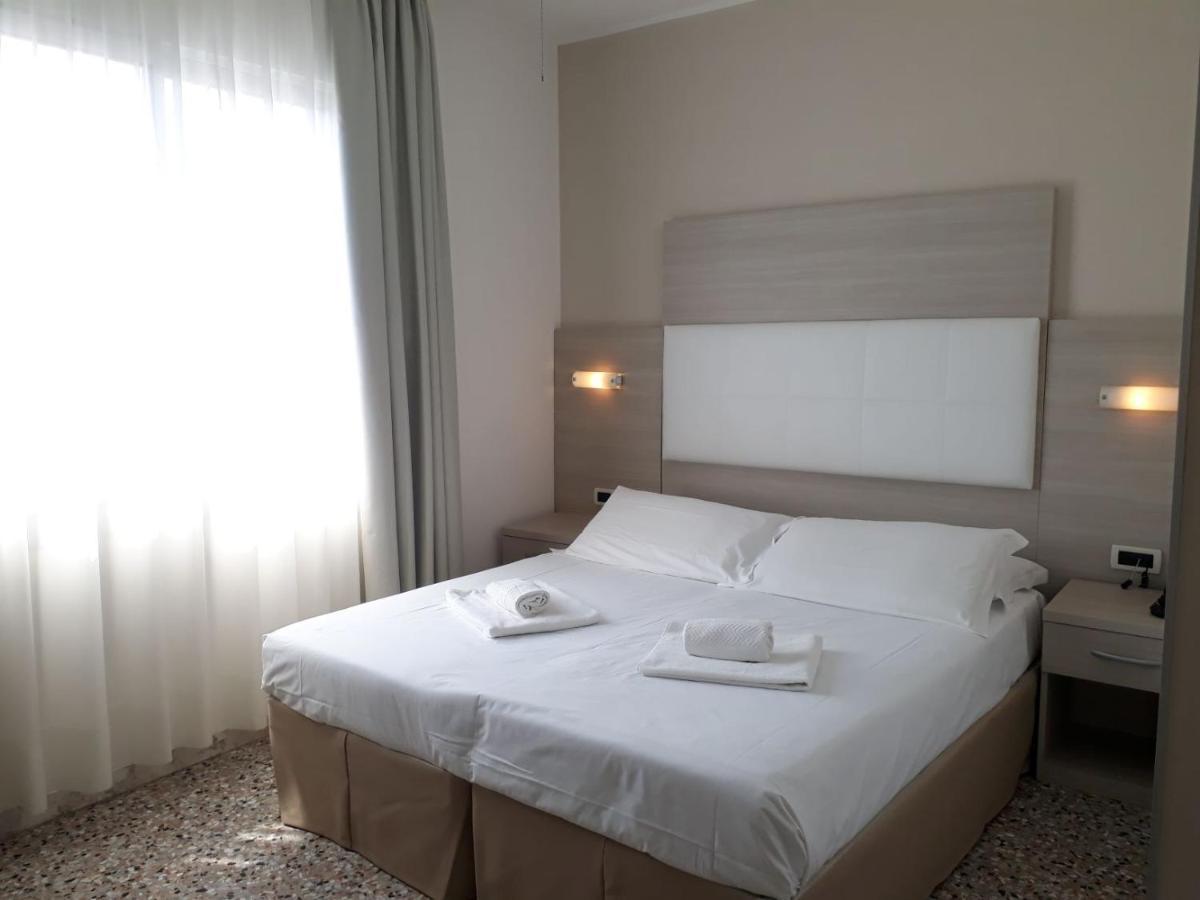 Hotel Atenea Golden Star Caorle Exterior foto