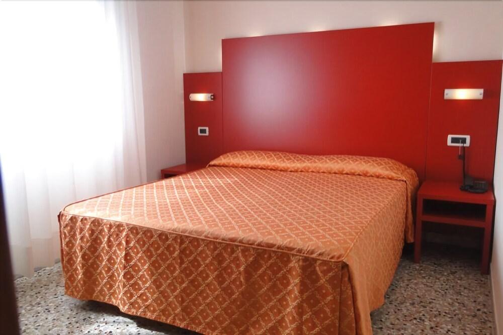 Hotel Atenea Golden Star Caorle Exterior foto