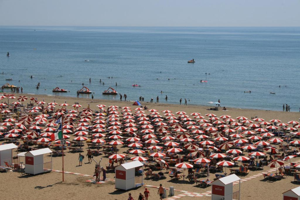 Hotel Atenea Golden Star Caorle Exterior foto